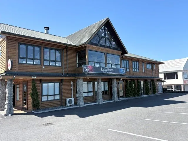 Lakefront Bar and Restaurant at 100 Lake Terrace, Taupō